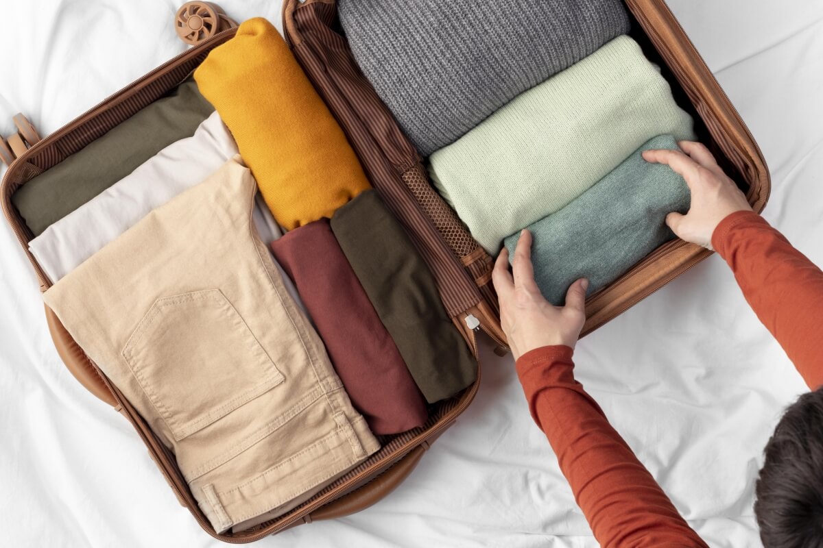 قرار دادن لباس های مردانه در چمدان