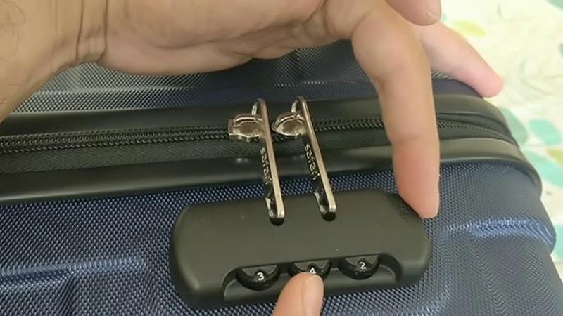 چگونه قفل چمدان را باز کنیم